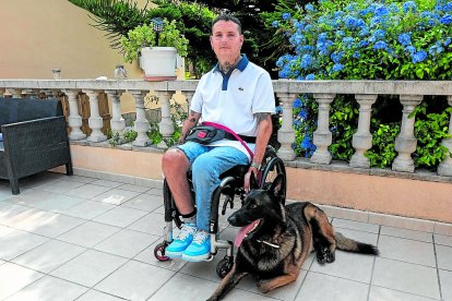 Oriol Papaseit junto a su perro Luke.