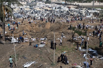 Tiendas de campaña destruidas después de un ataque israelí en el centro de la Franja de Gaza.