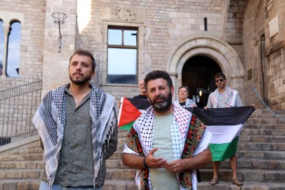 Thiago Ávila y Saif Abukeshek, coordinadores de Global Movement to Gaza, antes de atender a los medios en la plaza del Rei