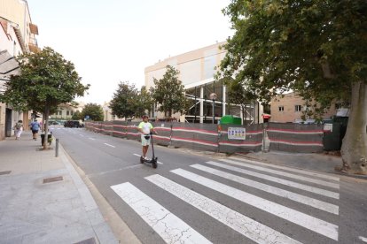 El estado actual de la remodelación del edificio del Mercat de la Vila, desde Jacint Verdaguer.