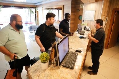 Turistes a la recpeció de l’Hotel Reus Park.