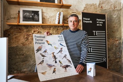 Blai Rosés, amb el cartell del IX Festival Terrer Priorat dedicat als ocells.