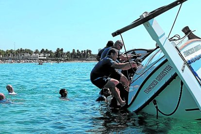 El Bote Salvavidas de Calafell durante una de sus exhibiciones en la Platja de Ponent de Salou, mostrando su particular técnica de giro