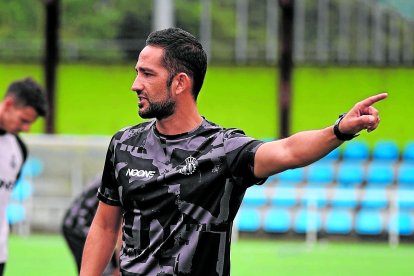Dani Vidal en un entrenamiento con el Avilés.