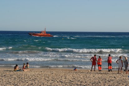 La embarcación de Salvamento Marítimo durante la búsqueda de dos bañistas en la playa de La Móra.