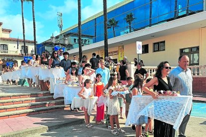 Inici del seguici del Pa Beneït, encapçalat pels majorals.