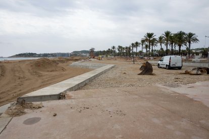 La carretera frente al mar ha desaparecido y, en la parte más cercana a Hipòlit Lázaro, se ven ya los primeros muros-grada del paseo.