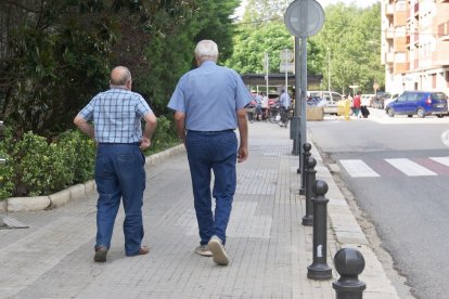 Dos jubilados caminando en Tarragona.
