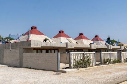 Las cúpulas del colegio se están recubriendo con baldosas hechas específicamente.