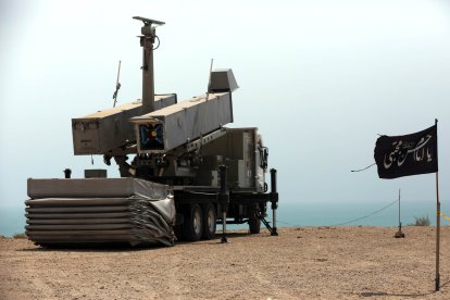 sistema de misiles iraní durante ejercicios militares en un lugar no revelado del sur de Irán