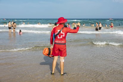 Imagen de un socorrista advirtiendo del estado del mar en una playa de Tarragona