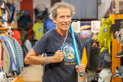 Òscar Cadiach, con un piloet y una cuerda, en su rtienda de Tarragona, Esports K2.
