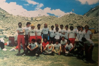 Los expedicionarios, en el campo base, tras la conquista del Everest.