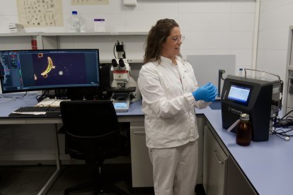 Una tècnica del CAT amb el nou aparell per analitzar l'aigua