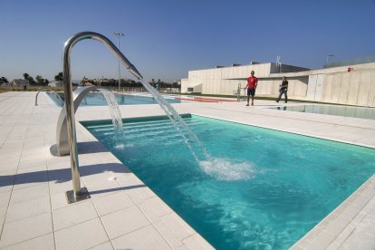 Piscinas cerradas por excrementos en el agua