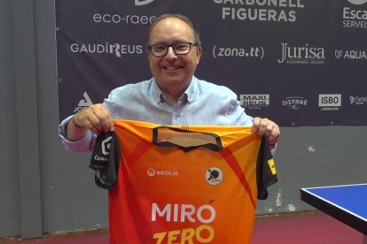 El presidente de las Ganxets, durante la presentación de la nueva camiseta.