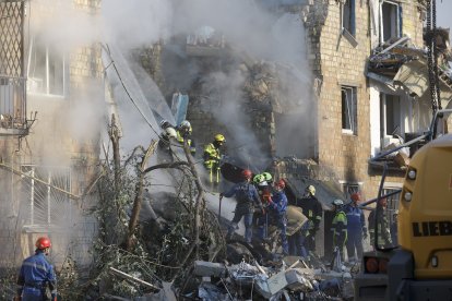 Los ataques rusos de esta noche dañaron edificios de viviendas en varios distritos de Kiev.
