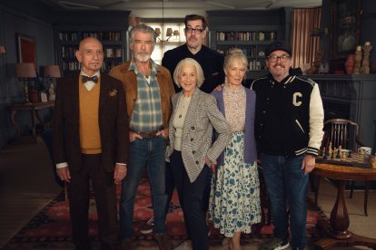 Los actores Ben Kingsley, Celia Imrie, Pierce Brosnam y Helen Mirren, el director, Chris Columbus y el escritor Richard Osman.