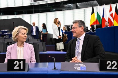 La presidenta de la Comisión Europea, Ursula von der Leyen, y el comisario europeo de Comercio, Maros Sefcovic, en el Parlamento Europeo