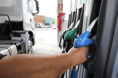 Una persona repostando en una gasolinera de Tarragona.