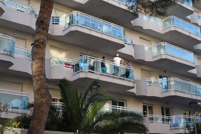 Fotografía de archivo de un bloque de apartamentos turísticos en Salou.