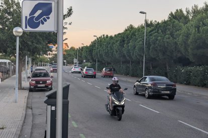 En un lateral de la calle Camí del Racó se paga en Vila-seca y el en otro, en Salou.