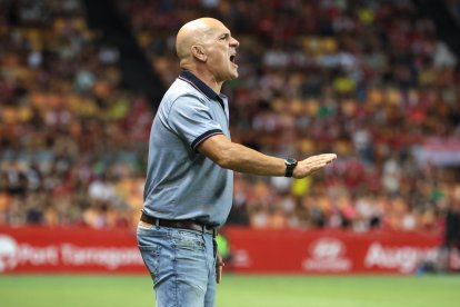 Luis César da instrucciones en el Nou Estadi ante el Algeciras.