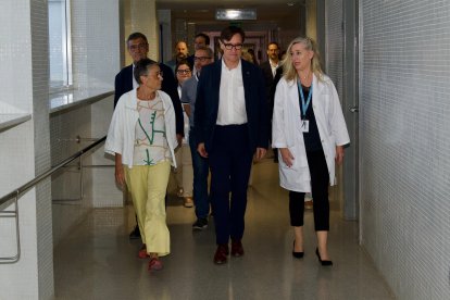 El president Salvador Illa durant la seva visita a l'Hospital de Móra d'Ebre