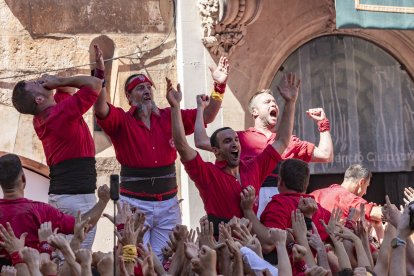 Membres de la Colla Joves Xiquets de Valls celebrant