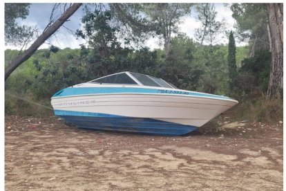 Imagen de archivo de una barca arrojada en un ‘vertedero’ ilegal en el bosque de Mas d’en Pastor.