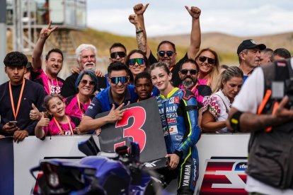 Paola Ramos, Superpao, celebrando su podio junto a su equipo, familia y amigos.