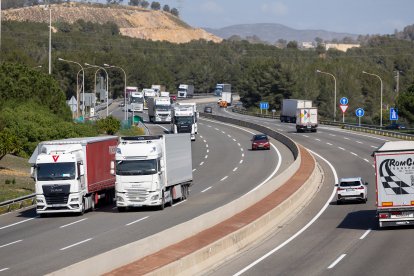 El tráfico de camiones es constante durante todo el día por la AP-7.