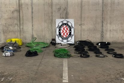 Durante el registro del coche, la policía localizó varias bobinas que contenían cableado eléctrico de distintas medidas, además de un grupo soldador portátil