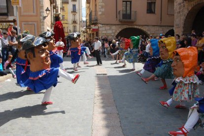 Els Nans de Montblanc, ballant a la plaça Major de la Vila Ducal.