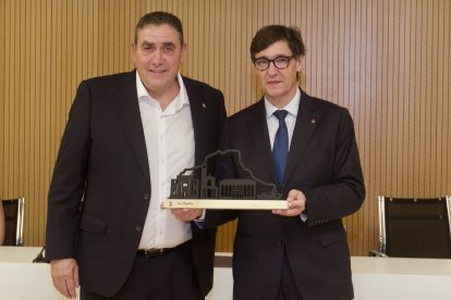 El president Illa amb l’alcalde rapitenc Xavi Reverté.