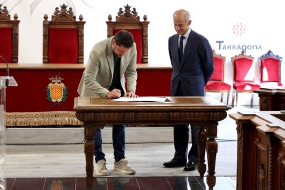 Momento de la firma del nuevo contrato de la basura de Tarragona