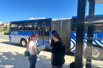 Los informadores, atendiendo dudas en la parada.