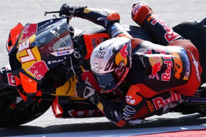 GRAFCAT1765. MONTMELÓ (BARCELONA), 05/09/2025.- El piloto español de MotoGP Pedro Acosta (Red Bull KTM Factory Racing) durante los entrenamientos libres del Gran Premio de Cataluña, que se disputará este domingo en el circuito de Barcelona-Cataluña en Montmeló. EFE/Enric Fontcuberta