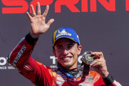 Marc Márquez (Ducati Lenovo Team) celebra su victoria en la carrera al sprint del Gran Premio de Cataluña.