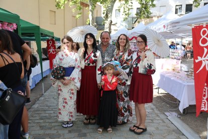 Una família, amb els kimonos originaris del Japó.