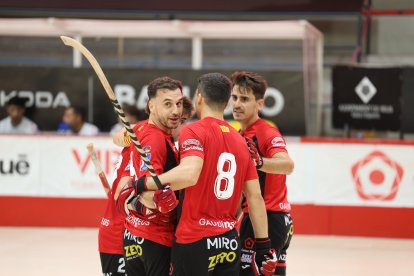 Joan Salvat, autor de dos goles para el Reus, y Marc Julià.