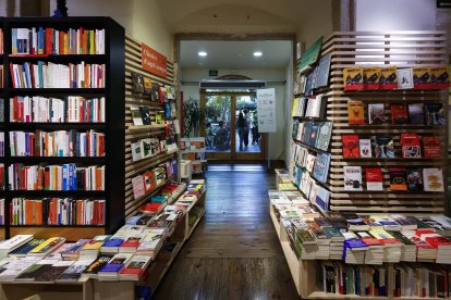 En tiempos de venta "on line" y ocio digital, las librerías, especialmente las que son algo más que puntos donde comprar "bestsellers".