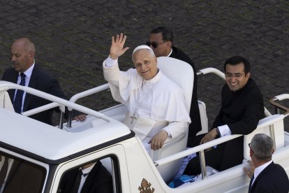 El Papa León XIV saludando a los feligreses de la plaza de San Pedro.