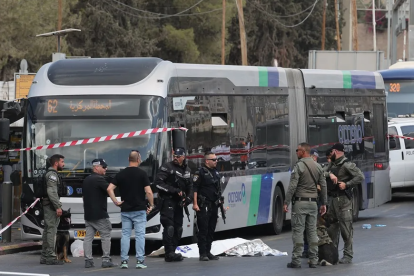 Policías israelíes en el lugar de un ataque a tiros en Jerusalén este lunes.
