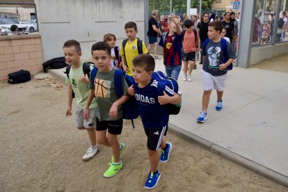 Entrada dels alumnes de l'Escola de Roquetes.