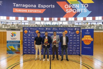 El conseller d'Esports del Ajuntament de Tarragona, Mario Soler; el alcalde, Rubén Viñuales; el presidente de la FCBQ, Ferran Aril, y el presidente de la territorial de Tarragona y vicepresidente de la FCB, Joan Cortina.