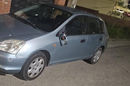 Uno de los coches dañados este fin de semana en una calle de Creixell.