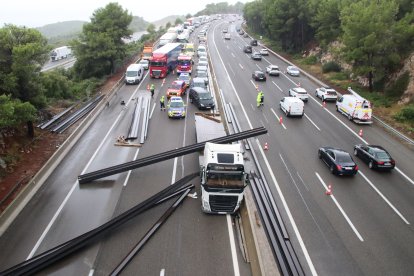 El camión ha perdido la carga y ello ha provocado un accidente múltiple en la autopista.