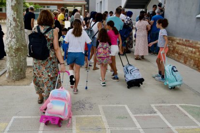 Varios niños durante la vuelta al cole en Reus