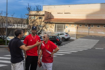 Alomar conversa con el técnico, Vlado Stevovski, y el presidente, Alfonso Periáñez.